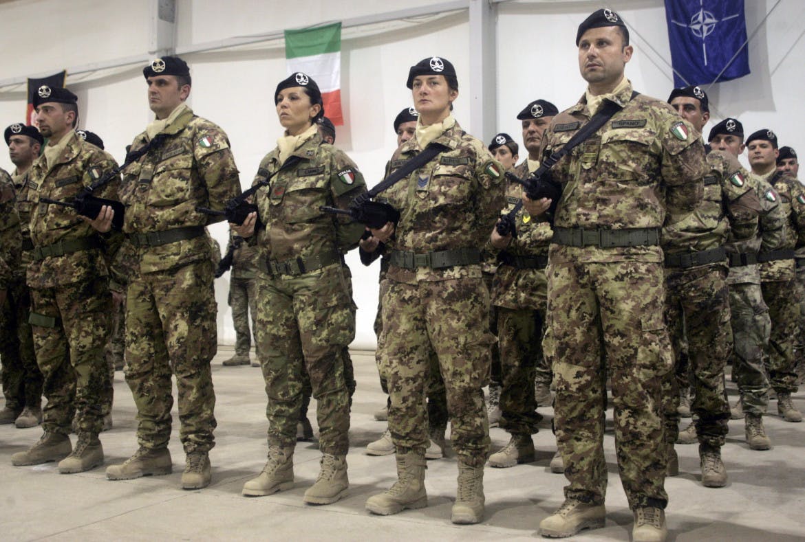 Italian soldiers deployed along the borders of Ukraine