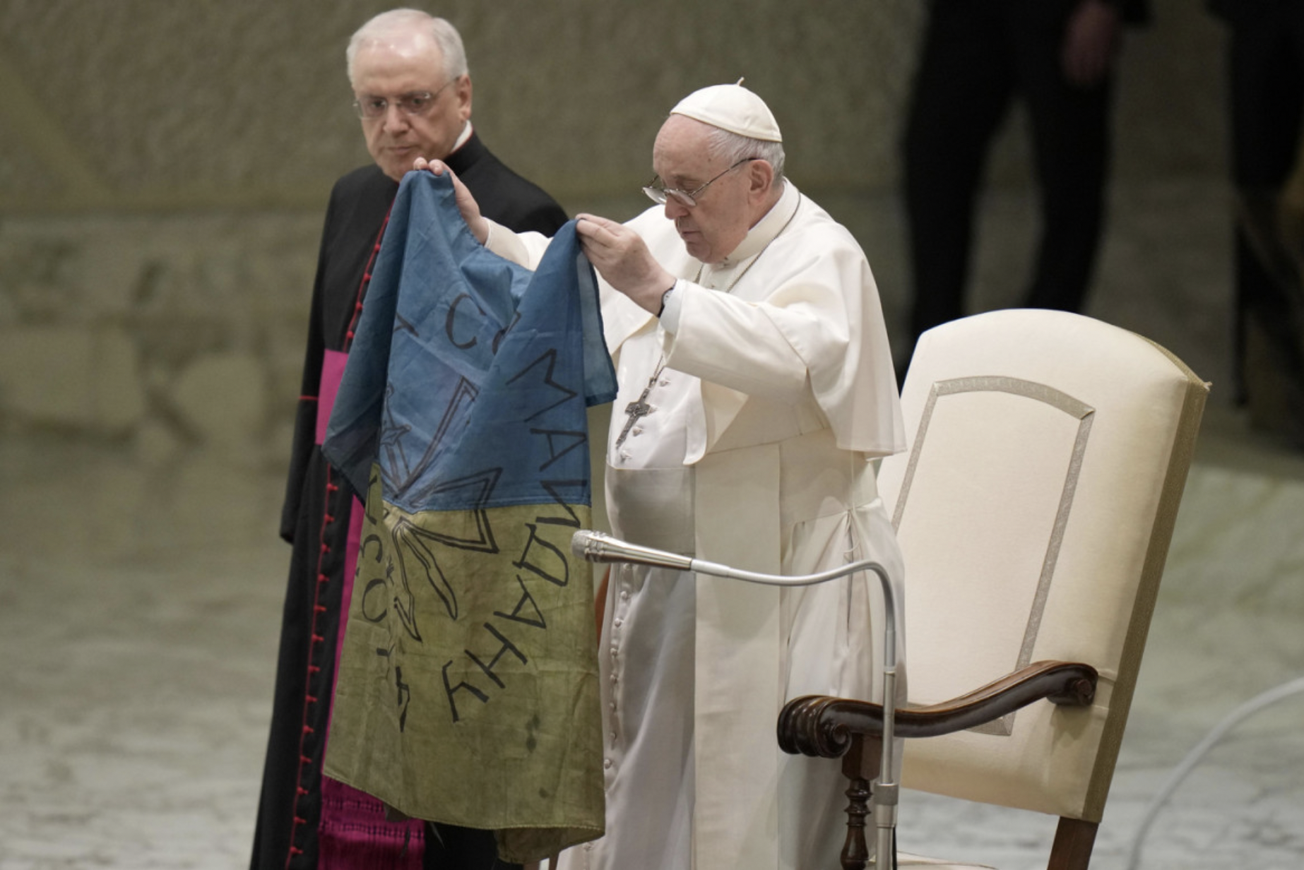 Bergoglio waves the Ukrainian flag and condemns the race to rearmament