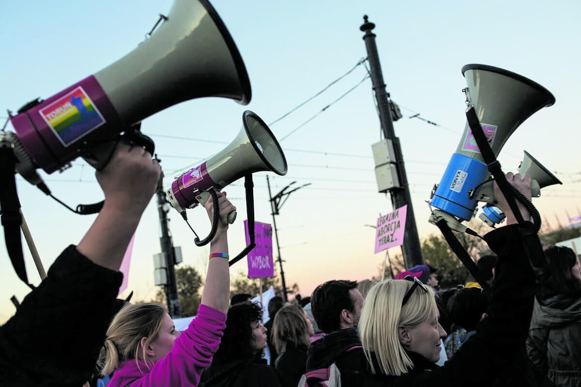 The underground networks defending women’s choice in Poland