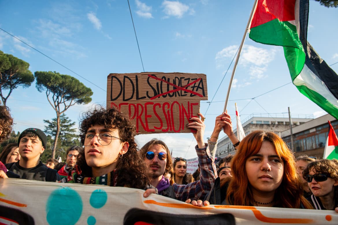 Piazza del Popolo fills with protests against the Security Bill