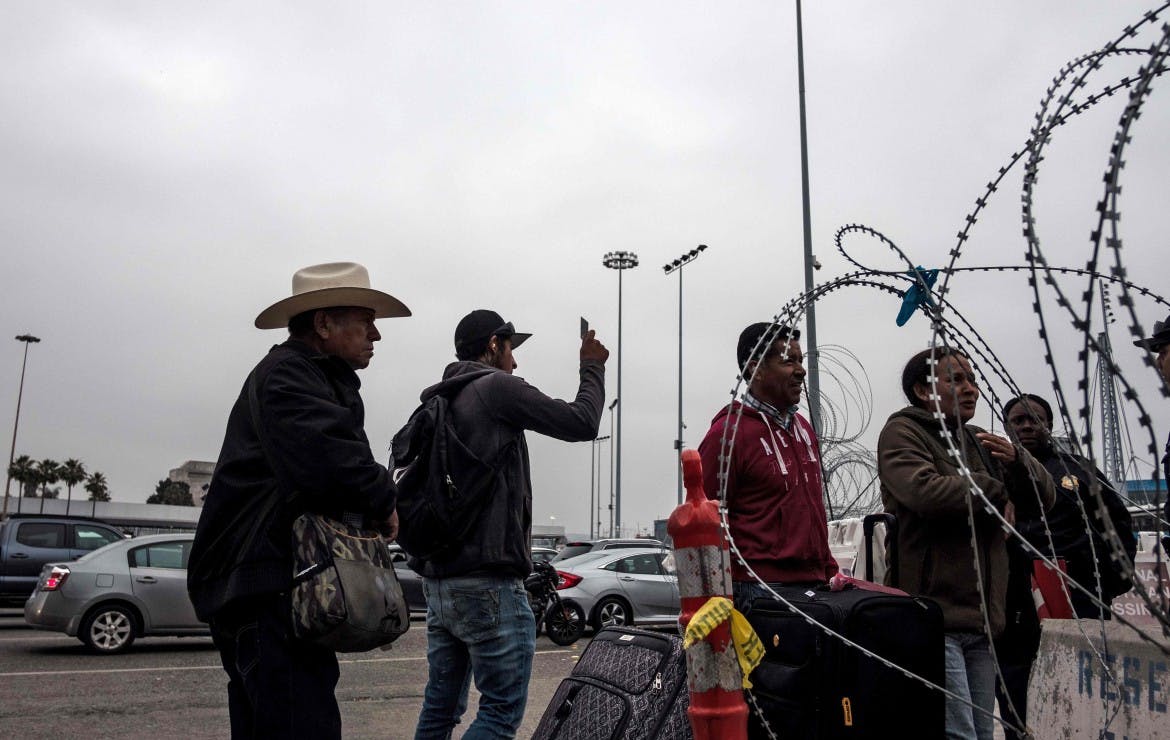 AMLO bends to Washington, blocking migrants over tariff fears