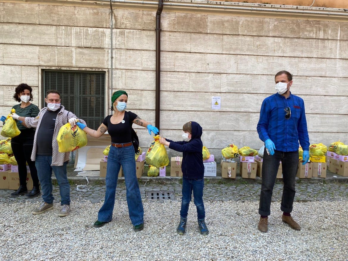 In Rome, a human chain of solidarity volunteers