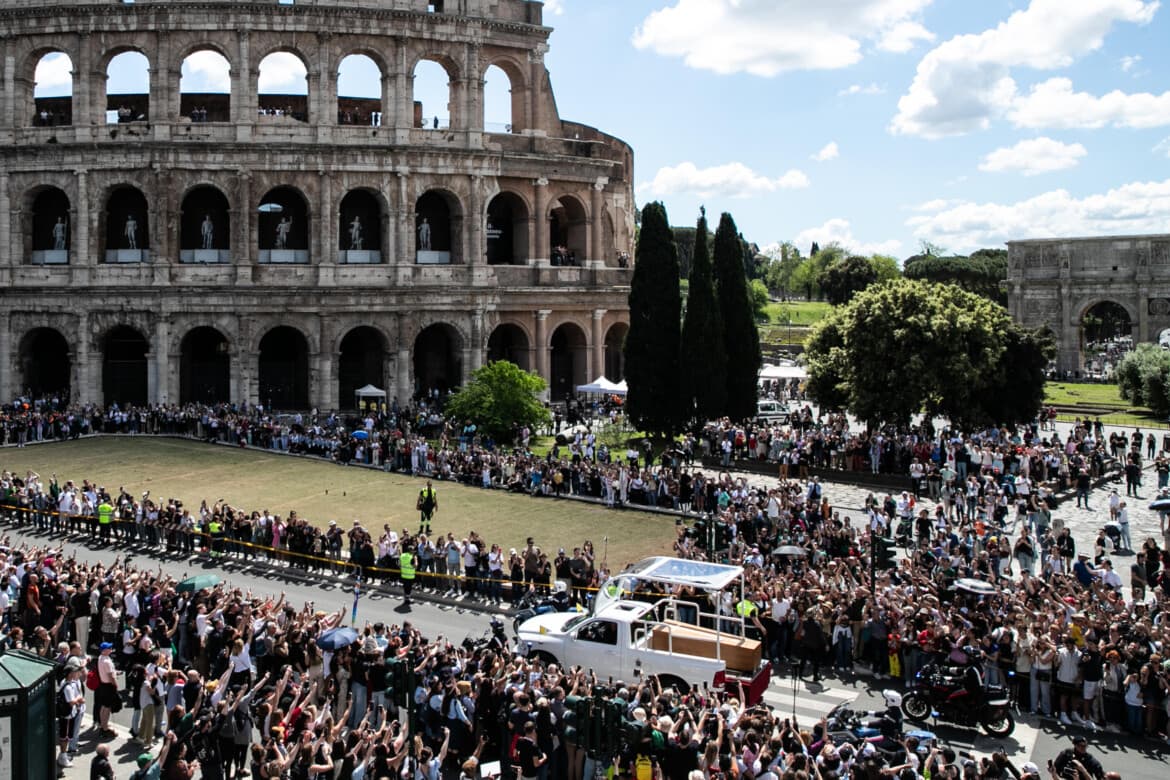 Bergoglio’s last trip through Rome, of wine and of holy water
