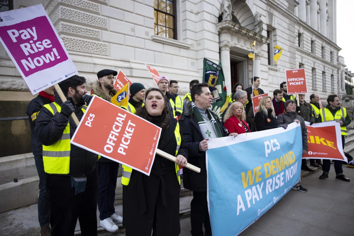 500,000 British workers strike for wages that keep up with inflation