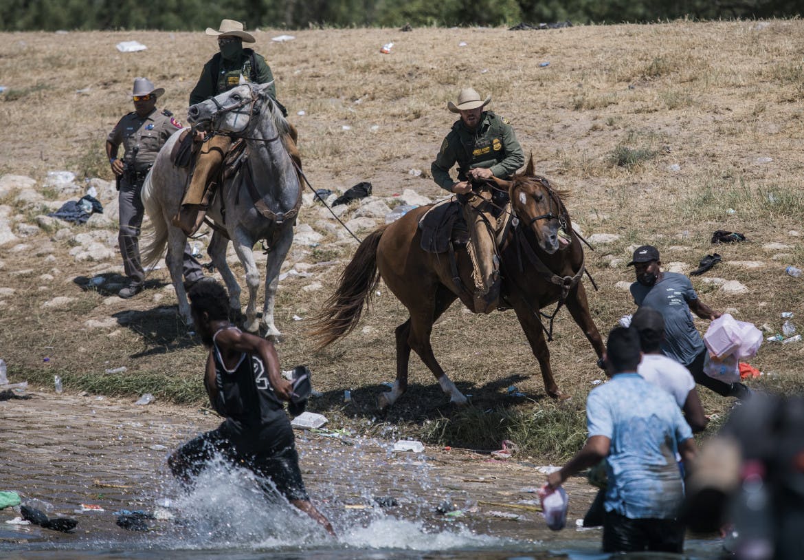 US security forces use whips against migrants and accelerate deportations