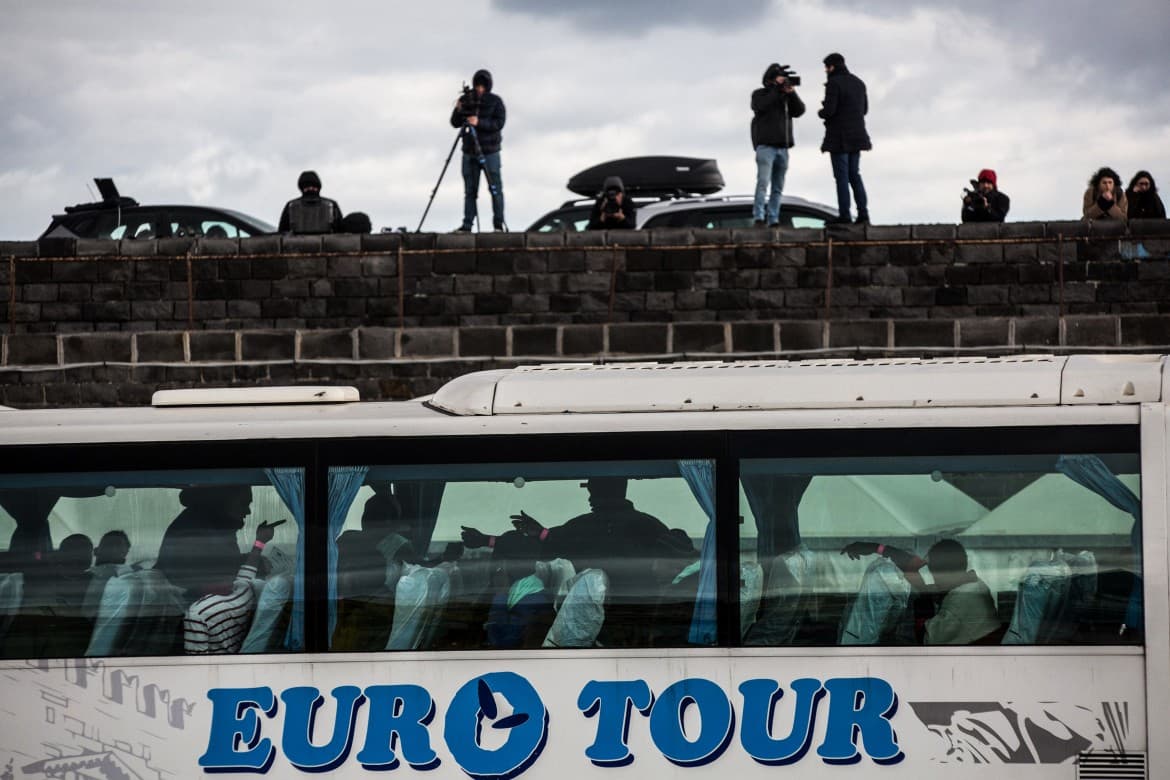 SeaWatch migrants allowed ashore, but crew are detained in Catania as ‘threats’