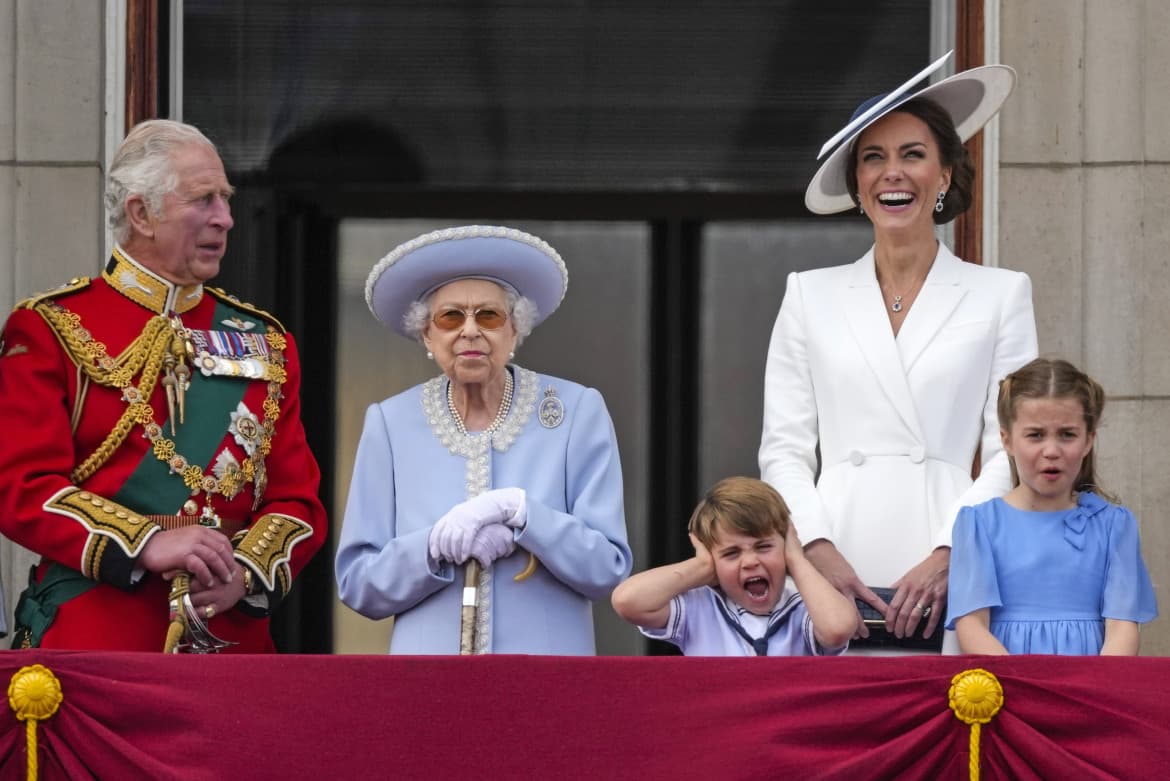 Through decolonization and scandal, the ‘immortal’ queen smiled and waved