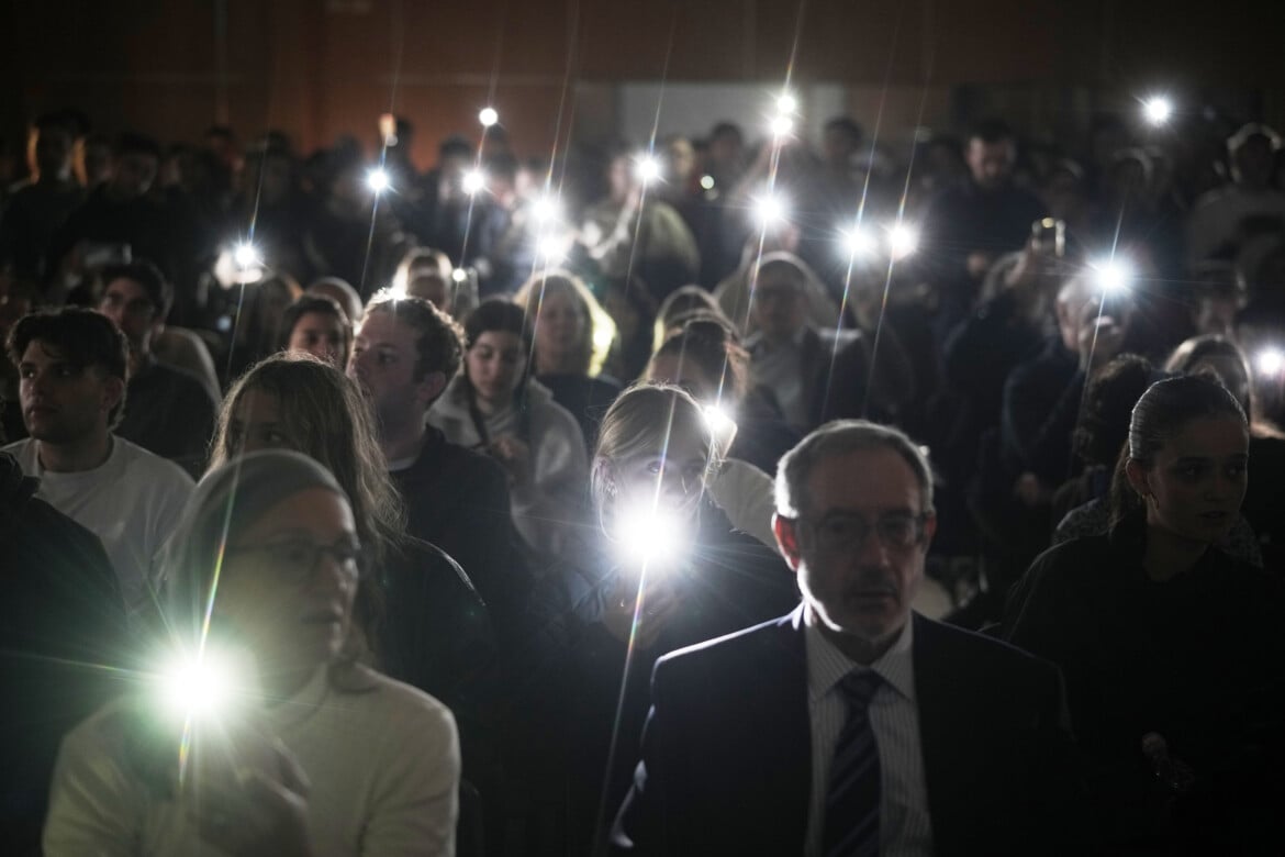 Antisemetic massacre in Australia leads to call for new crackdown on guns