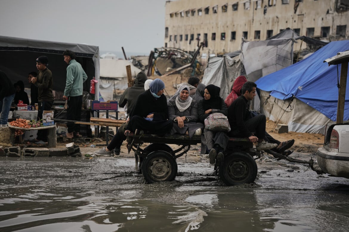 Israel blocks tents and aid to Gaza without shelter in the storm