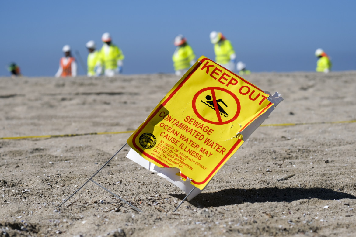 California tries to contain half a million liters of crude in the latest ecological disaster