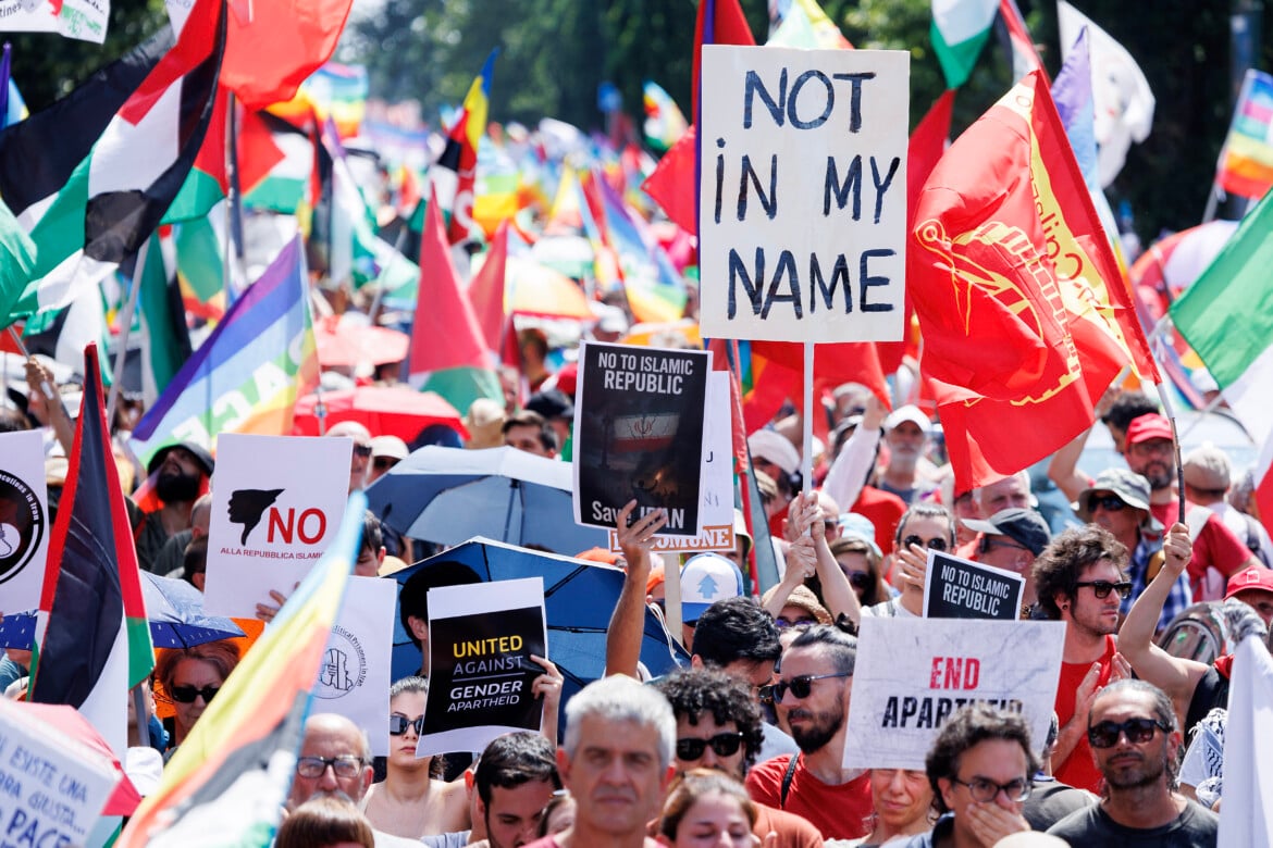 100,000 people marched in Rome against war and rearmament