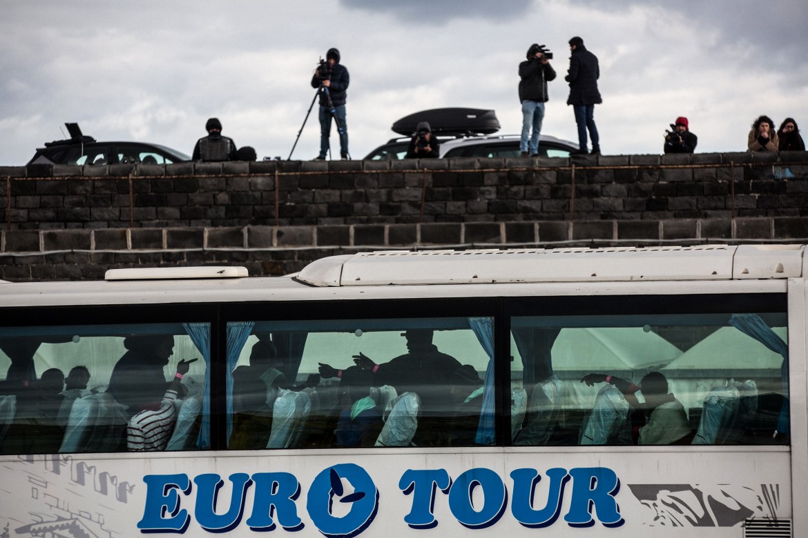 SeaWatch migrants allowed ashore, but crew are detained in Catania as ‘threats’