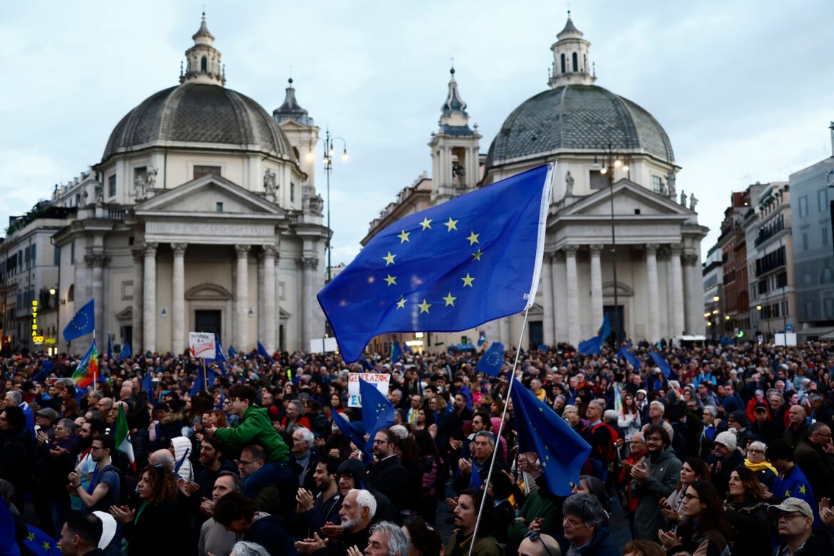 30,000 protest in Rome to support Europe