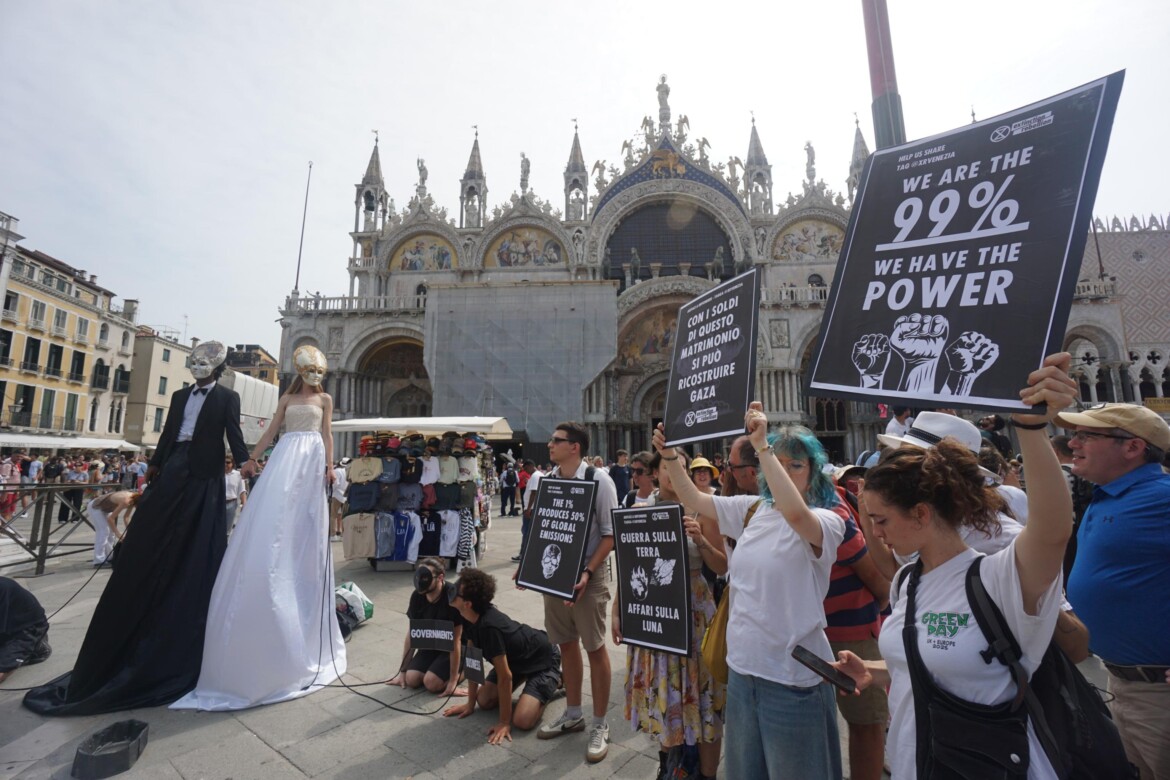 Bezos wedding: 43 climate protesters arrested and even Forza Italia complains