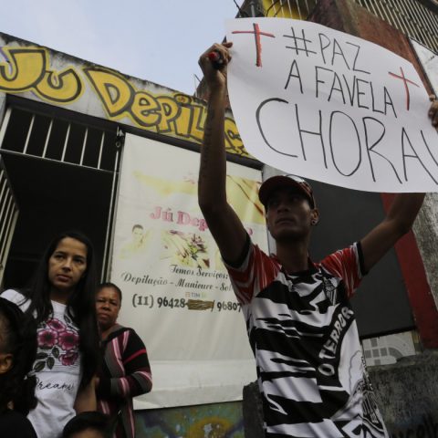 image of protesters in a favela